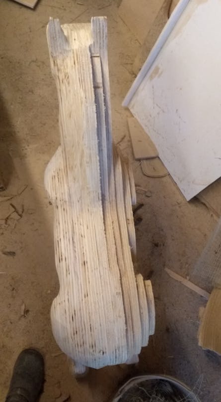 Vanerista rakennettu keinuhevonen syöttötuolilla Vanerista rakennettu keinuhevonen syöttötuolilla